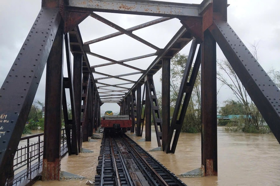 Mưa lũ ảnh trực tiếp đến kết cấu nhịp và chân mố trụ cầu đường sắt tại miền Trung