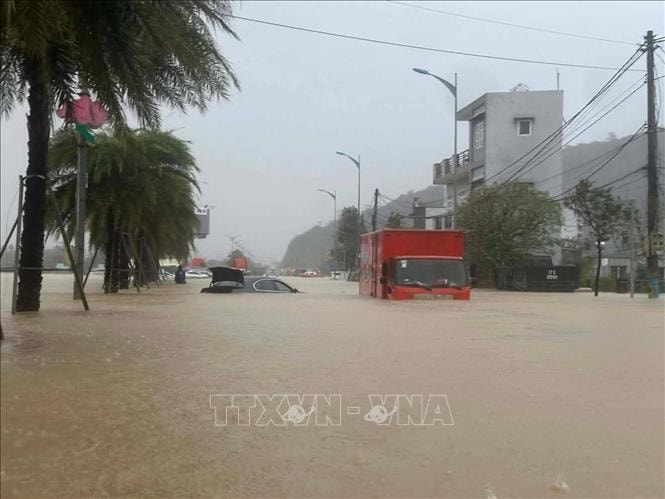 Mực nước sông ở Gia Lai dâng cao kỷ lục, nhiều tuyến đường bị tắc nghẽn, tê liệt