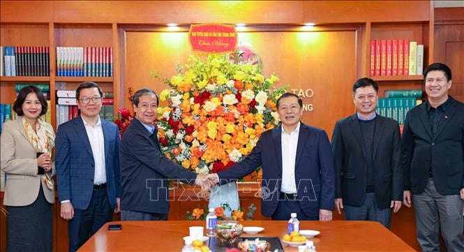 Ban Tuyên giáo và Dân vận Trung ương chúc mừng Bộ Giáo dục và Đào tạo