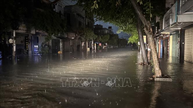 Nhà cửa, đường sá ở Đắk Lắk ngập sâu trong đêm do mưa lũ