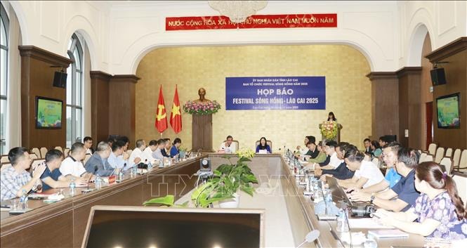 Sắc màu văn hóa Việt Nam và Trung Quốc trong đêm khai mạc Festival sông Hồng đầu tiên