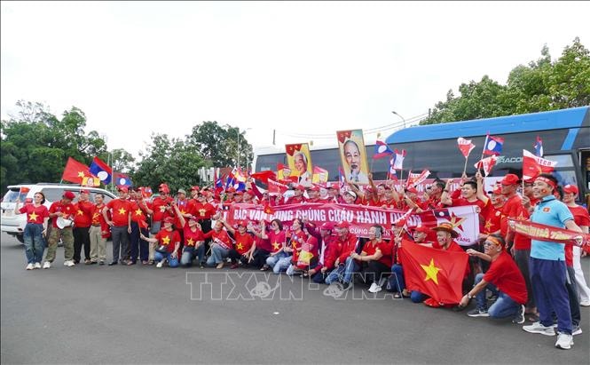 Cổ động viên Việt Nam 'tiếp lửa' cho đội tuyển quốc gia tại Viêng Chăn