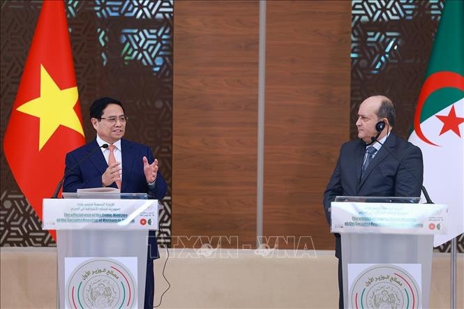 Thủ tướng Phạm Minh Chính và Thủ tướng Algeria Sifi Ghrieb gặp gỡ báo chí