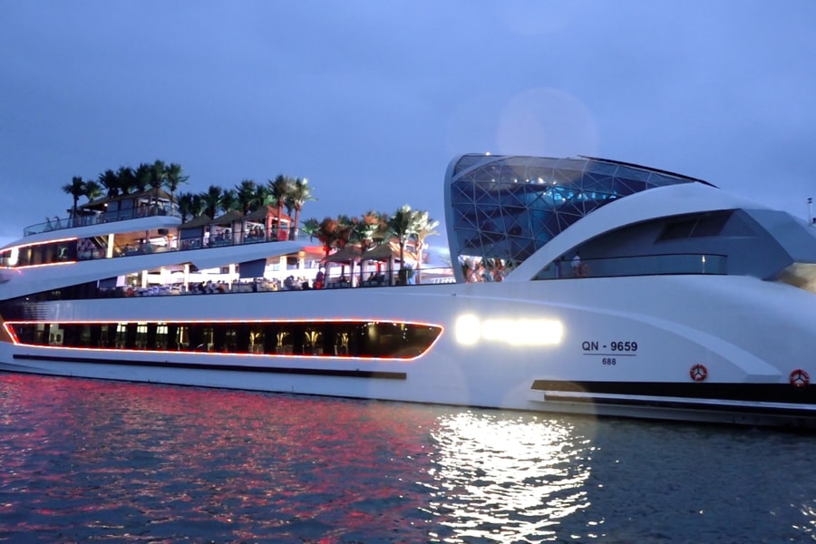 Bên trong du thuyền hơn 11 triệu USD hình cá heo trên vịnh Hạ Long