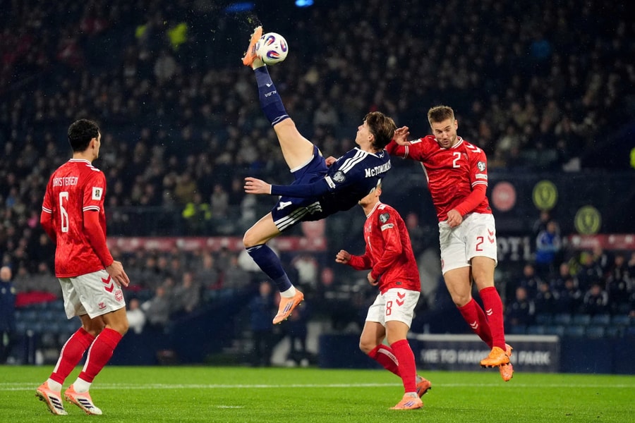 McTominay lập siêu phẩm móc bóng, đưa Scotland tới World Cup