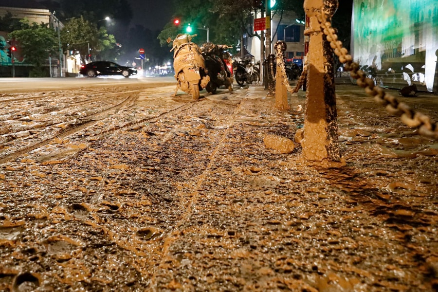 Tài xế làm rơi bùn xuống phố bị xử phạt