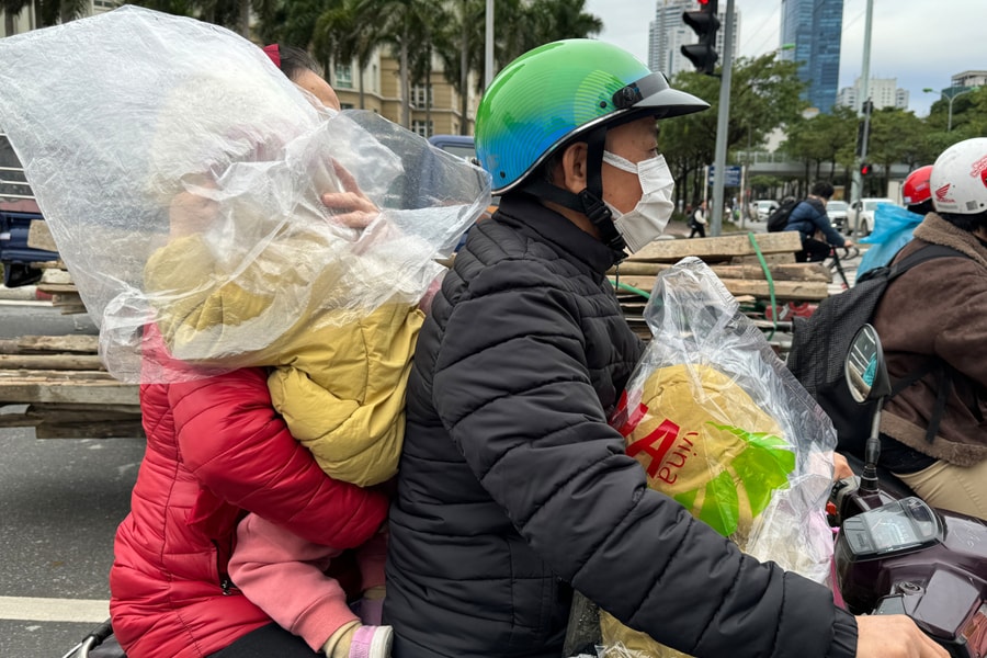 Người Hà Nội đội túi ni lông chống lạnh đầu mùa