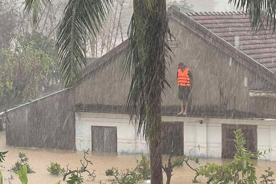 Người dân Gia Lai, Đăk Lăk leo nóc nhà chờ cứu hộ