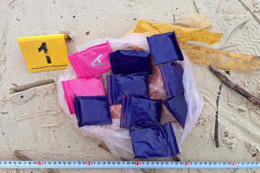 10 gói nghi ma túy dạt vào bờ biển Quảng Trị