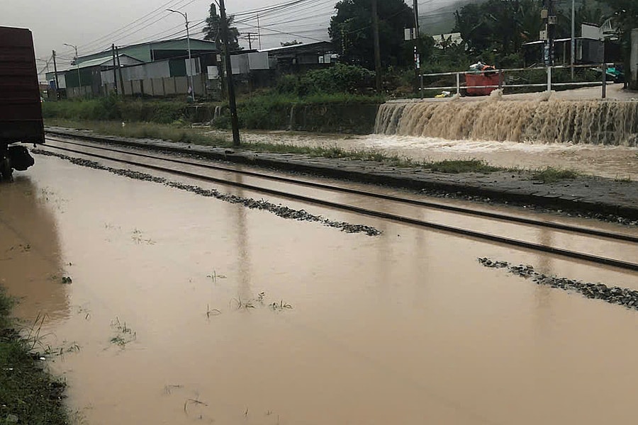 10 tàu khách dừng chạy vì đường sắt ngập 0,4 m