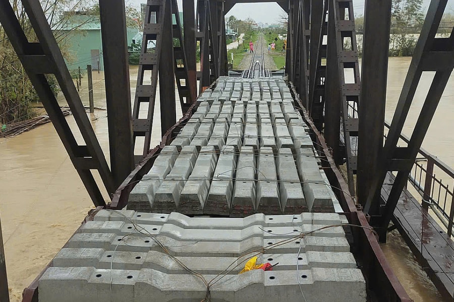 Điều tàu hàng trấn giữ hai cầu đường sắt Bắc Nam