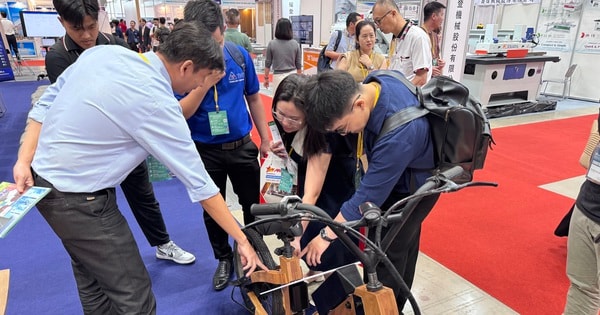 Xe máy điện khung gỗ do sinh viên chế tạo khiến dân tình trầm trồ