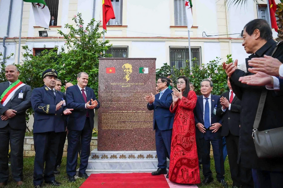 Thủ tướng thăm Đại lộ Hồ Chí Minh, khánh thành bia tưởng niệm về Bác tại Algeria