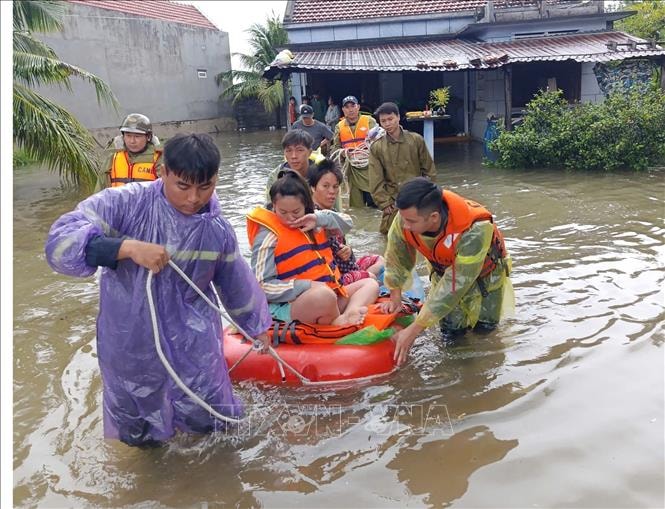 Dốc toàn lực ứng cứu người dân vùng ngập lụt Khánh Hòa