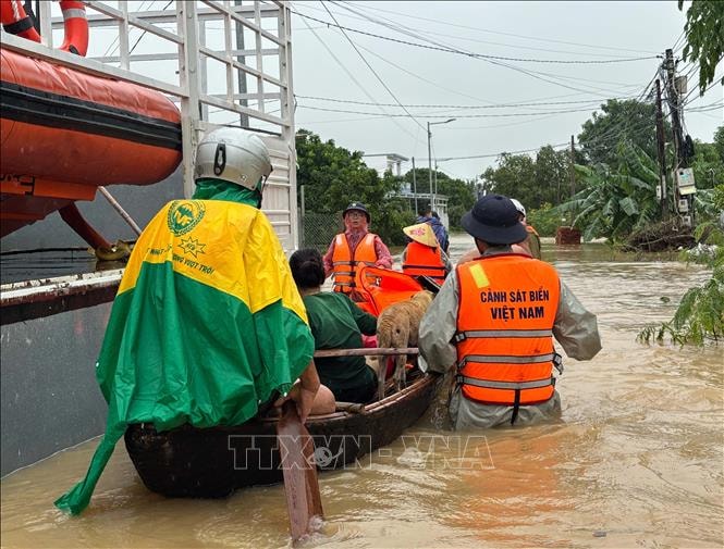 Cảnh sát biển và lực lượng cứu hộ cứu hàng trăm người bị cô lập