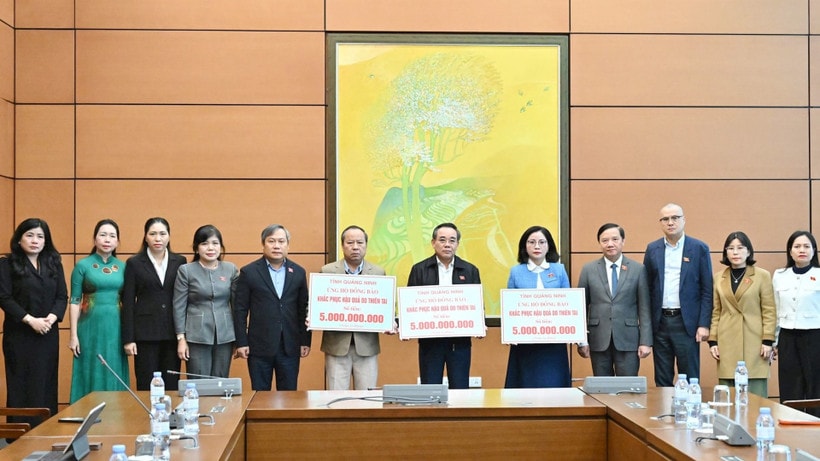 Lễ trao tặng kinh phí hỗ trợ 3 địa phương bị ảnh hưởng bởi mưa lũ