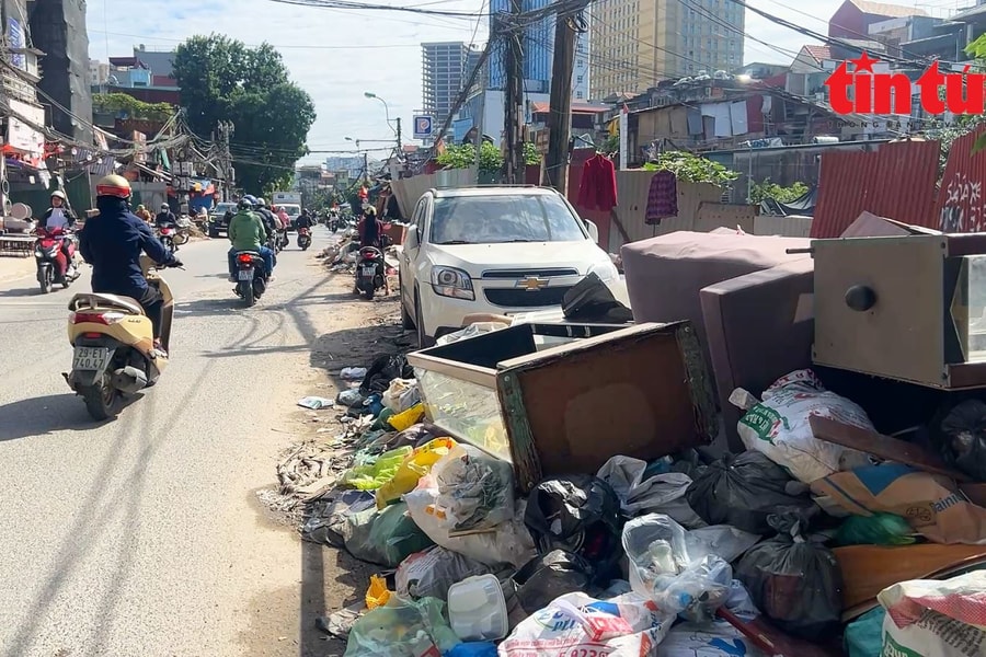 Bụi bặm, rác thải tràn lan tại dự án khép kín Vành đai 1 Hà Nội