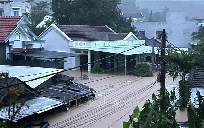 Hơn 553.000 khách hàng miền Trung - Tây Nguyên vẫn bị mất điện do ngập lụt