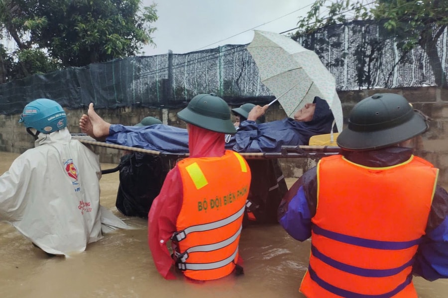 Bộ đội Biên phòng hỗ trợ nhân dân vùng ngập lụt