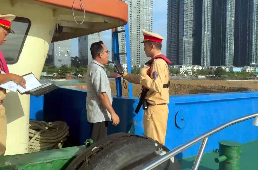 TP Hồ Chí Minh: Kiểm tra nồng độ cồn 100% thuyền viên trên các tuyến đường thủy