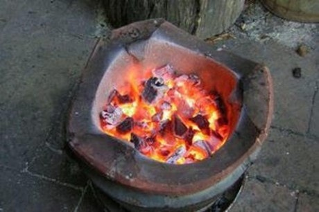 Hai người nguy kịch do đốt than củi sưởi ấm