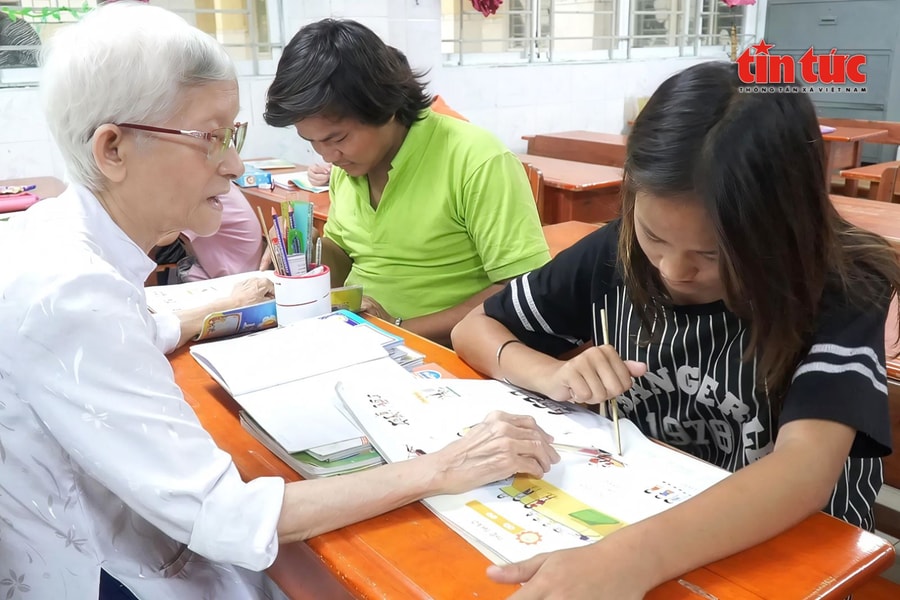 ‘Người lái đò’ U80 và lớp học thắp sáng những mảnh đời trong đêm