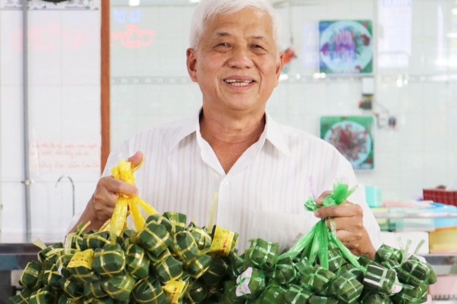 Bí quyết thành tỷ phú của cậu bé bán nem dạo ở bến phà