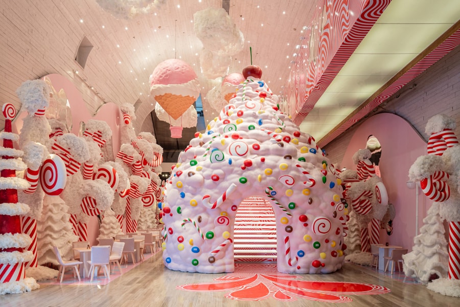 Cây thông giáng sinh xếp từ mô hình kẹo tại TP HCM