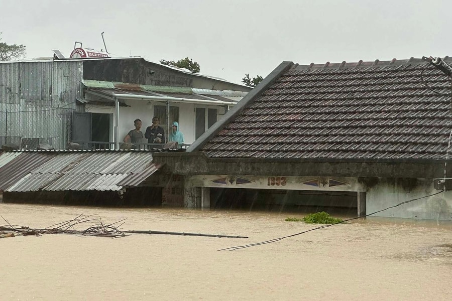 Người dân Nam Trung Bộ gồng mình chịu lũ chồng lũ