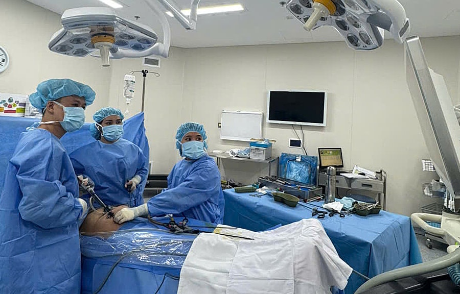 U buồng trứng 10 cm khiến cô gái đau bụng nhiều tháng