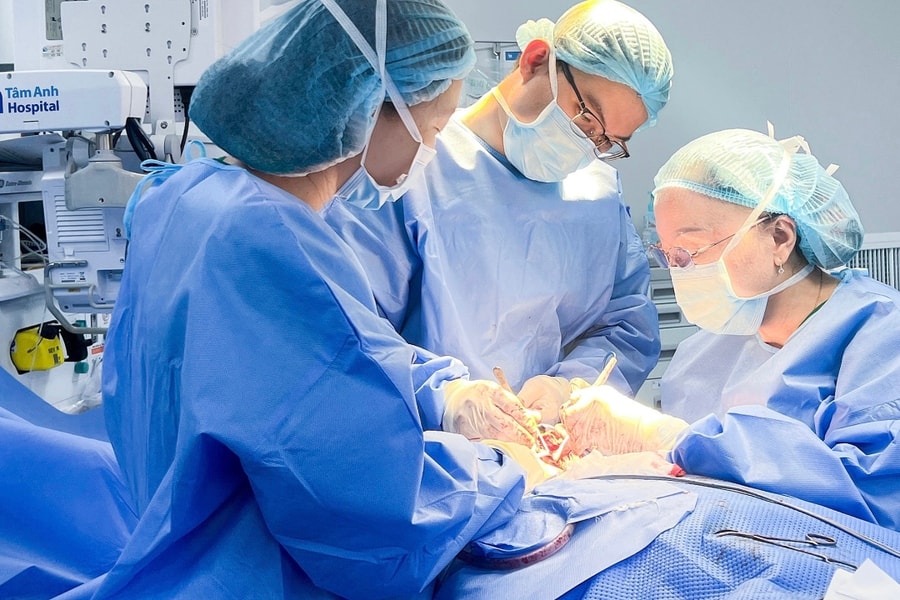 U ung thư tuyến mang tai xâm lấn dây thần kinh người phụ nữ