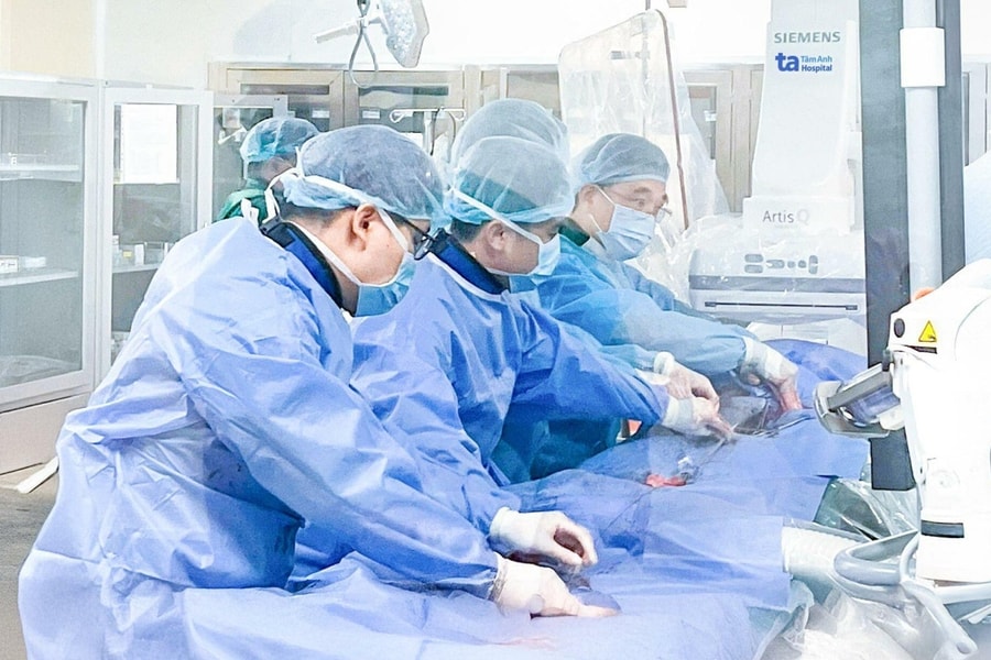 Động mạch chủ bụng phình to gấp ba bình thường