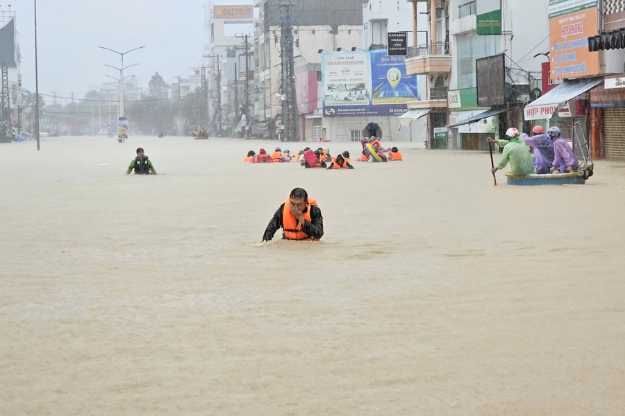 Thủ tướng yêu cầu 'bằng mọi biện pháp' cứu dân vùng lũ