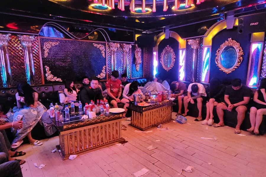 Cảnh sát đột kích 3 quán karaoke, bắt 85 người