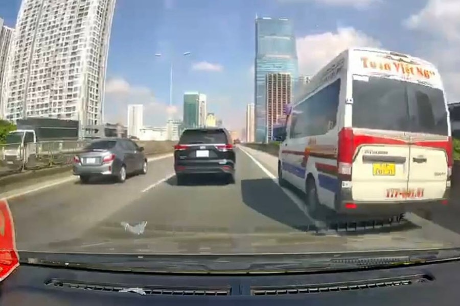 Tài xế được miễn xử phạt khi lái xe vào làn khẩn cấp