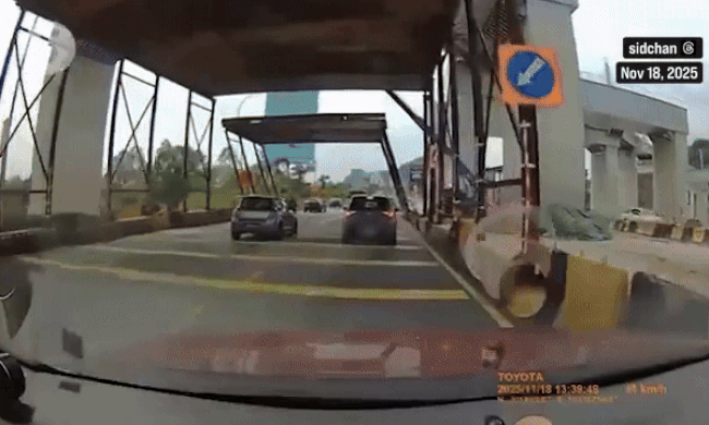 Mái che công trình đường sắt đổ sập xuống ôtô đang chạy