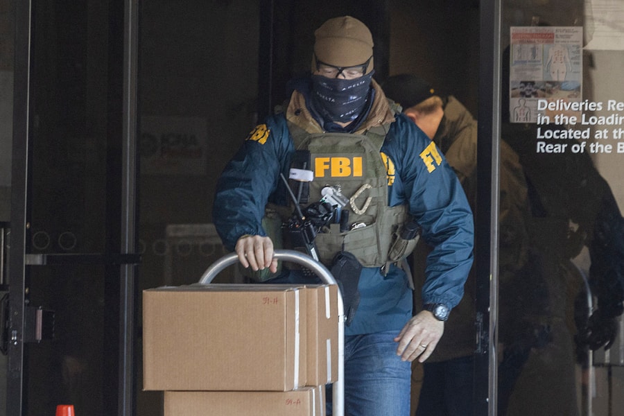 FBI mở hơn 300 cuộc điều tra về 'mạng lưới săn mồi trẻ em'