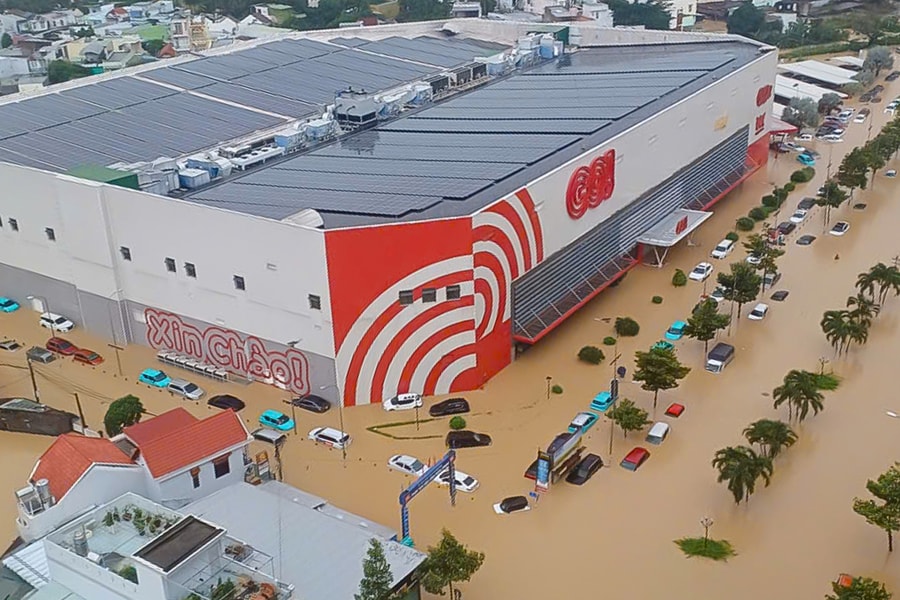 Hàng loạt ôtô bị lũ nhấn chìm ở Nha Trang