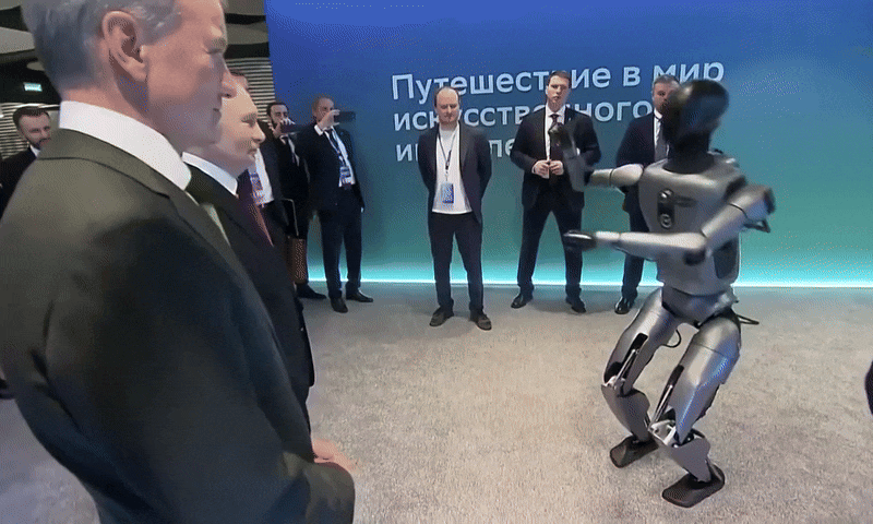 Robot hình người Nga nhảy múa trước mặt ông Putin