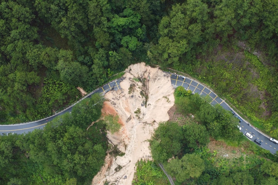 Hiện trạng đèo Mimosa trôi hết mặt đường, chia cắt giao thông