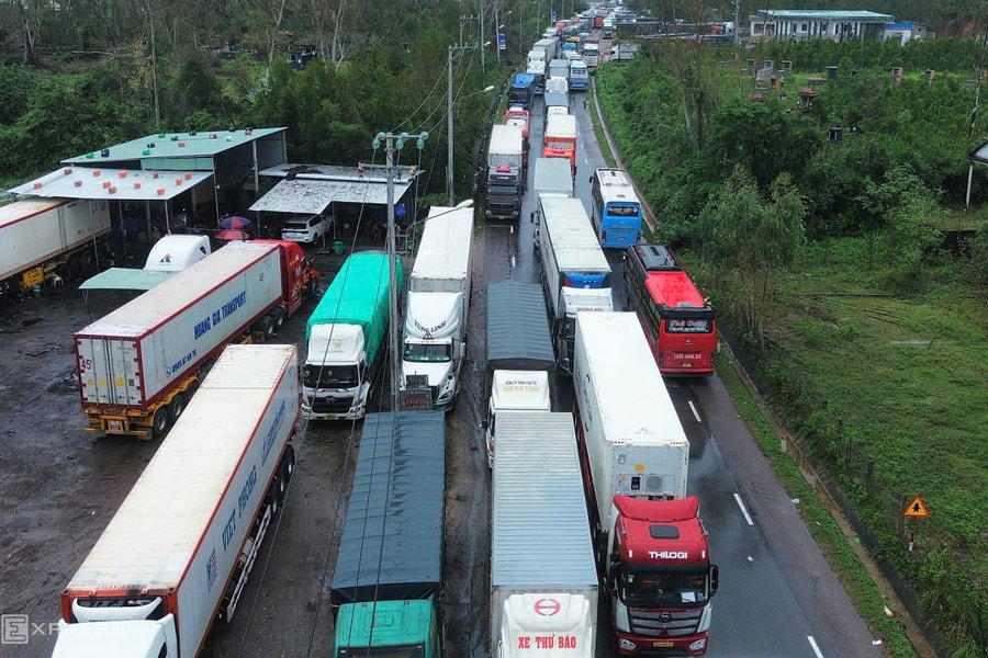 Sân bay, đường sắt, quốc lộ qua miền Trung tê liệt