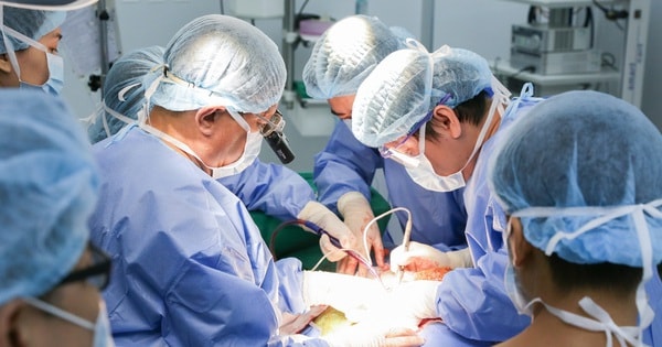 Bóc thành công khối u quái gần 2kg chèn ép vùng cổ cụ bà 81 tuổi