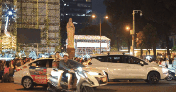 VIDEO: Xóm đạo, nhà thờ ở TP HCM lung linh trong đêm Giáng sinh