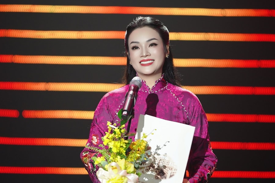 Nữ ca sĩ có học hàm tiến sĩ, vừa trở thành phó giáo sư là ai?