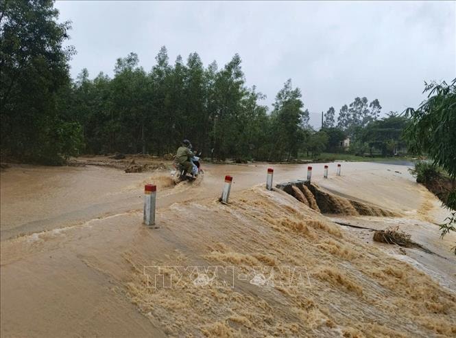 Mưa lũ miền Trung - Tây Nguyên: Còn 26 vị trí trên các tuyến quốc lộ bị ngập lụt, sạt lở