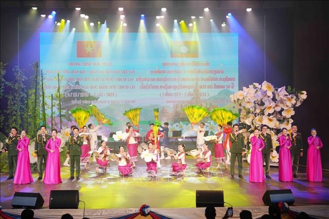 Rực rỡ sắc màu nghệ thuật Việt Nam mừng 50 năm Quốc khánh Lào