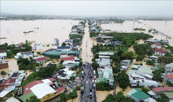 Còn 30 vị trí trên các tuyến quốc lộ bị ngập do mưa lũ gây ách tắc giao thông