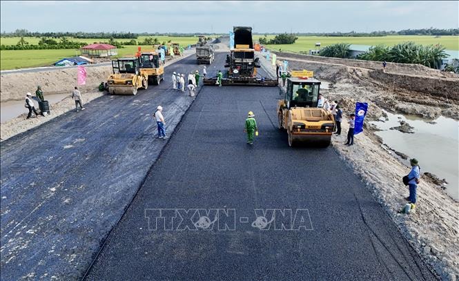 Bắt đầu thảm nhựa cao tốc Châu Đốc - Cần Thơ - Sóc Trăng đoạn qua An Giang