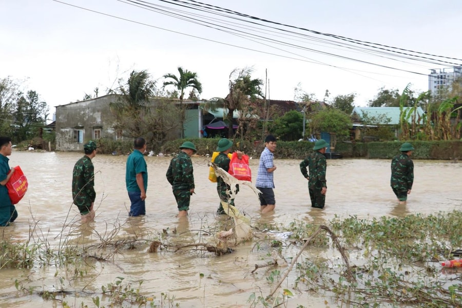Phó Chủ nhiệm Tổng cục Chính trị, Thượng tướng Trương Thiên Tô tặng quà nhân dân vùng lũ