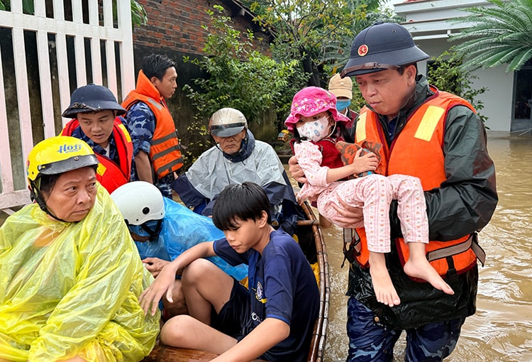 Chi đội Kiểm ngư 4 sơ tán và trao quà hỗ trợ dân vùng lụt